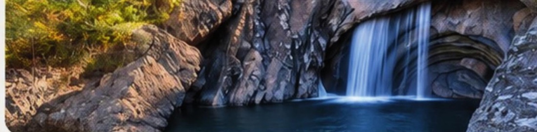 Foto da cachoeira atual passando por dentro da camada de rocha escavada, com poço ao pé do paredão
